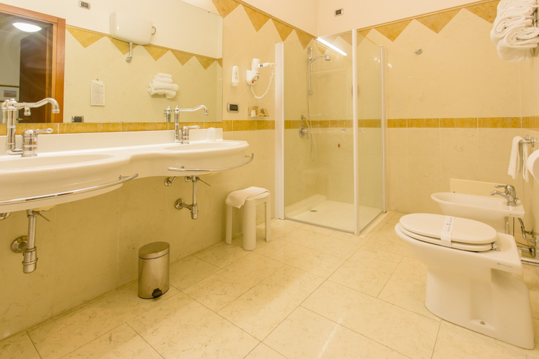 Bathroom 5, Mariano IV Palace Hotel, Oristano