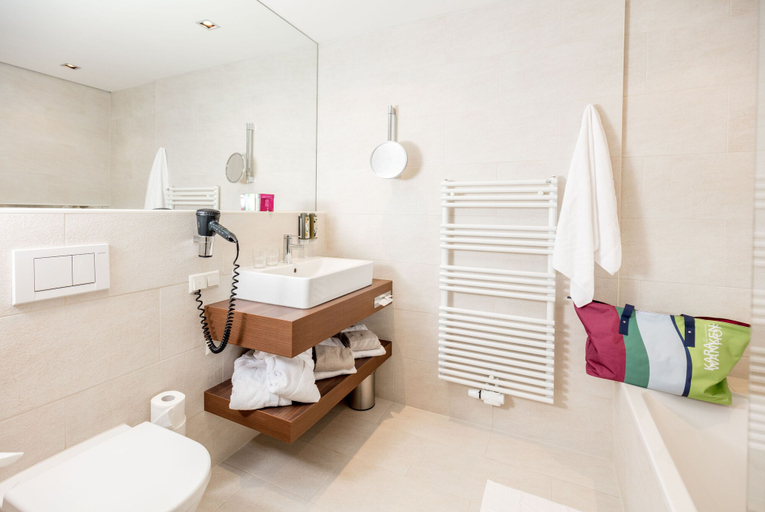 Bathroom 5, Thermenhotel Karawankenhof, Villach