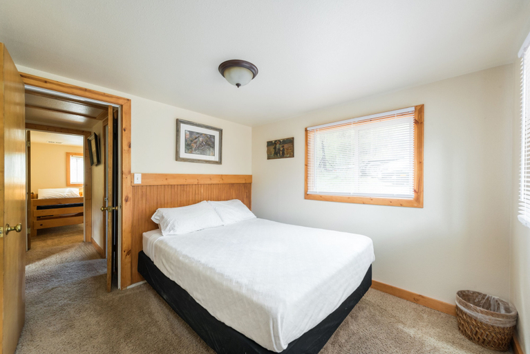 Bedroom 2, Ponderosa Lodge, Larimer