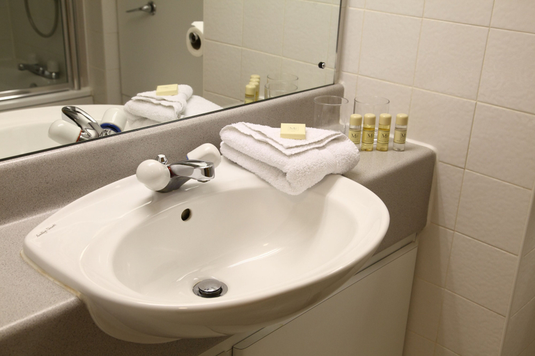Bathroom 5, Eastwood Hall, Nottinghamshire