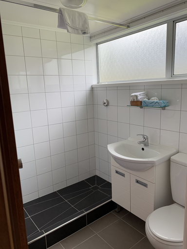 Bathroom 4, Te Anau Manapouri Lake Hotel, Southland