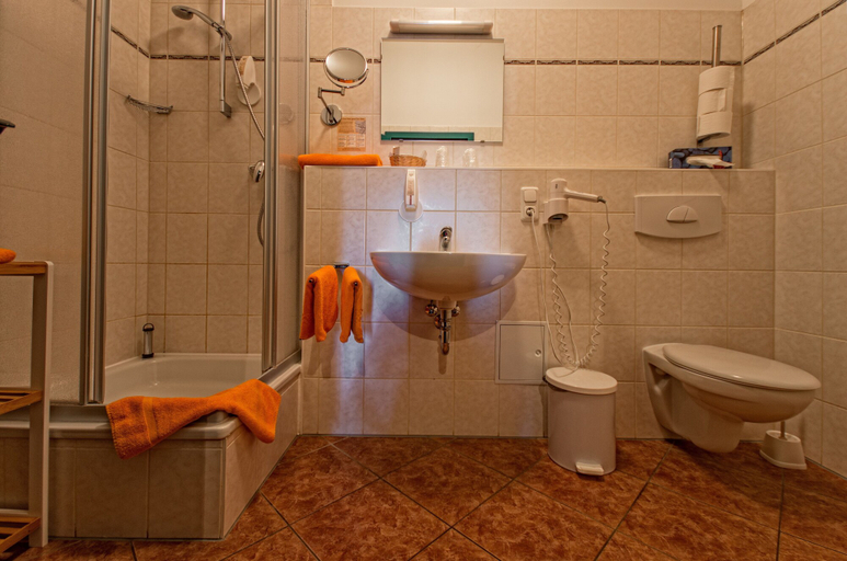 Bathroom 4, Gasthaus & Hotel Zur Henne, Burgenlandkreis