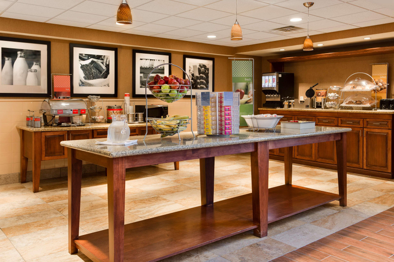 Food & Drinks 5, Hampton Inn & Suites West Bend, Washington