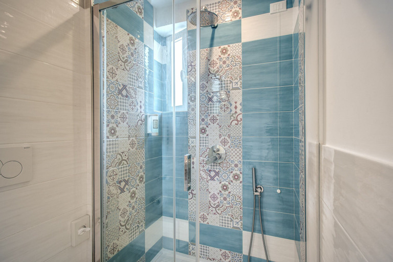 Bathroom 4, Hotel Florida, Napoli
