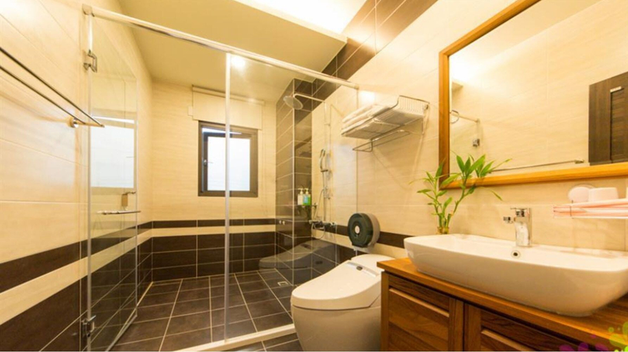 Bathroom 3, Canova, Hualien