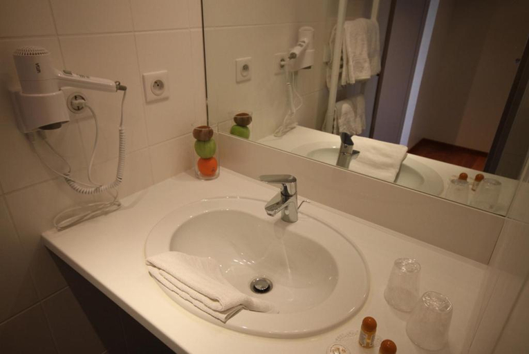 Bathroom 3, Logis Hotel Cadusia, Aube
