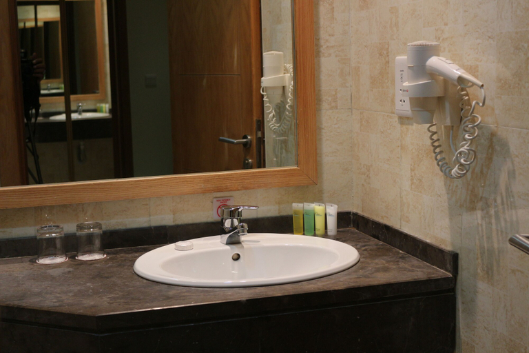 Bathroom 4, Ramada Resort by Wyndham Dead Sea, Shooneh Janoobiyyeh