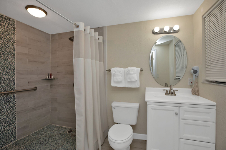 Bathroom 4, Amoray Dive Resort, Monroe