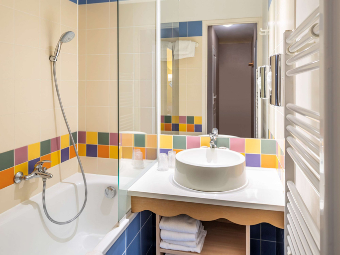 Bathroom 3, Aparthotel Adagio Val d'Europe près de Disneyland Paris, Seine-et-Marne