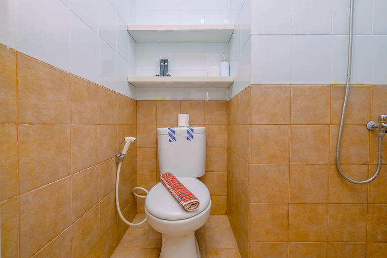 Bathroom 5, Fancy and Nice Studio (No Kitchen) at Green Pramuka City Apartment By Travelio, Jakarta Pusat