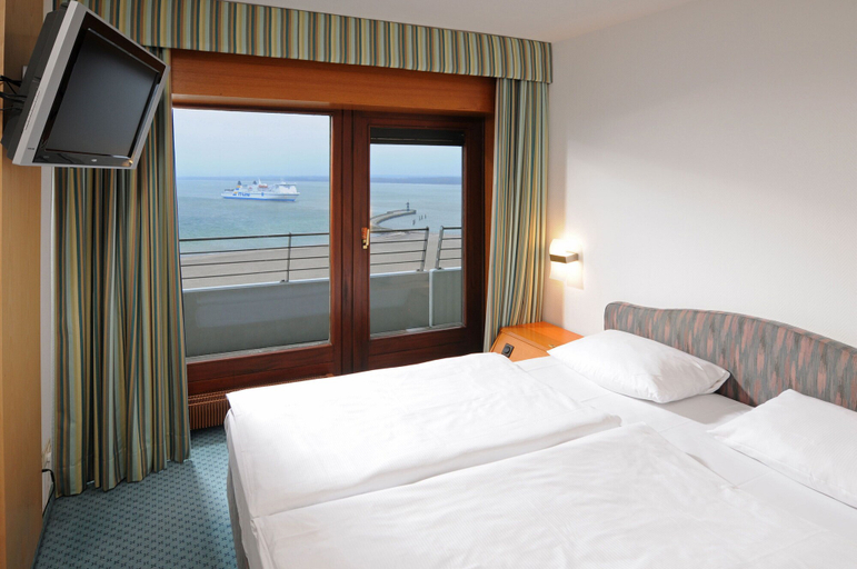 Bedroom 5, Maritim Strandhotel Travemünde, Lübeck
