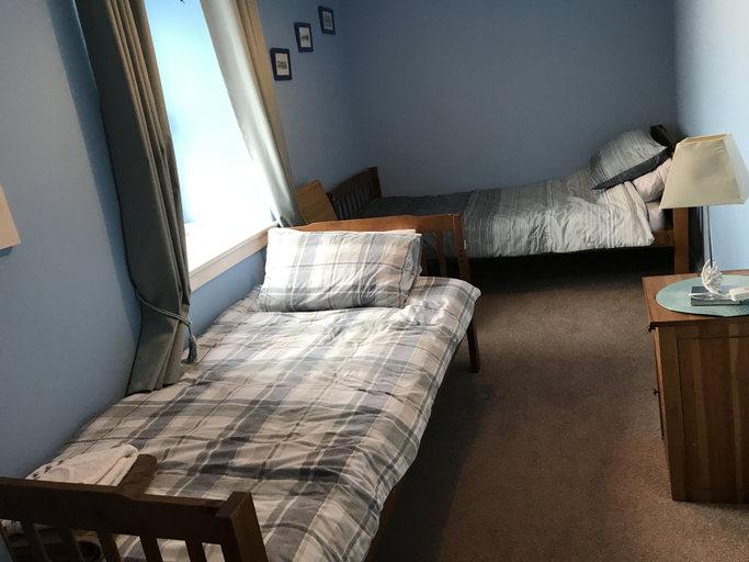 Bedroom, Petfriendly-beachfront-sunsetfacingsunporch-garden, Highland