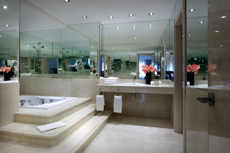 Bathroom 5, Exe Rey Don Jaime Hotel, Valencia
