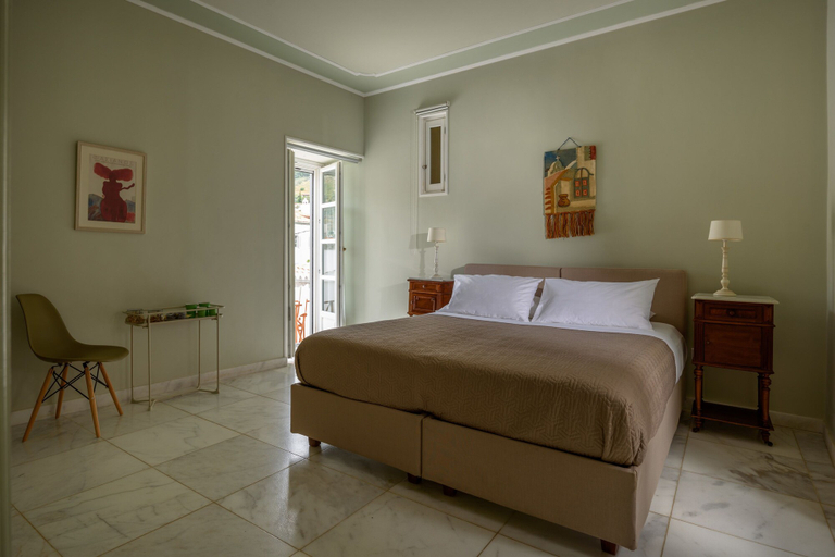 Bedroom 4, Hydras Chromata, Attica
