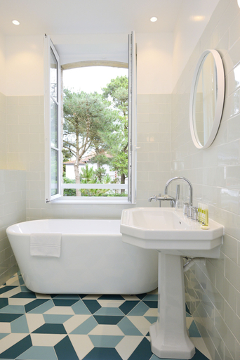 Bathroom 5, Hotel Saint Christophe, Loire-Atlantique