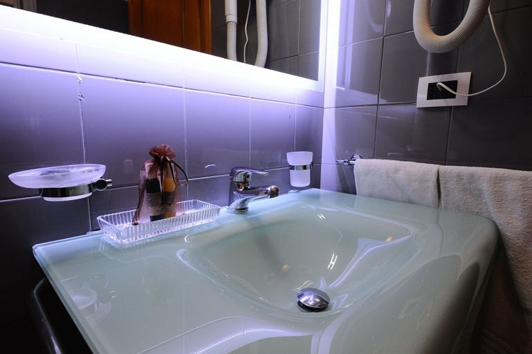 Bathroom 5, Artemisia Palace Hotel, Palermo
