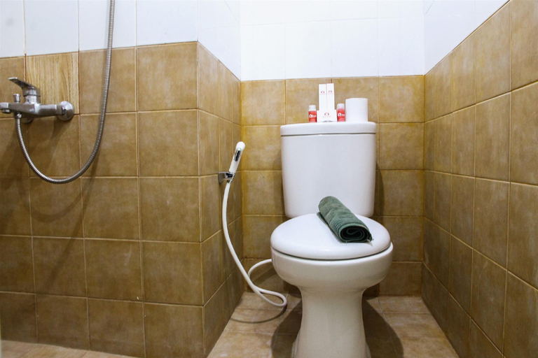 Bathroom 2, Well Designed 2BR Green Pramuka Apt By Travelio, Jakarta Pusat