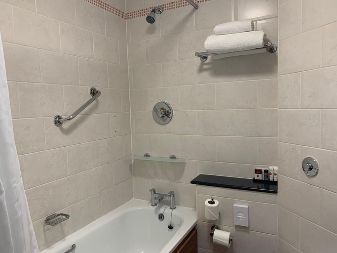 Bathroom 5, Savera Hotel, London