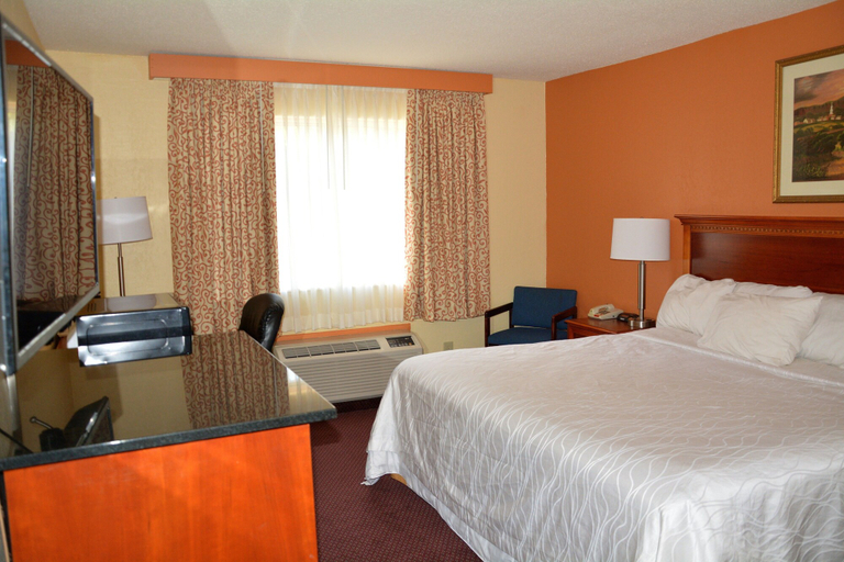 Bedroom 3, Columbus Grand Hotel & Banquet Center, Franklin