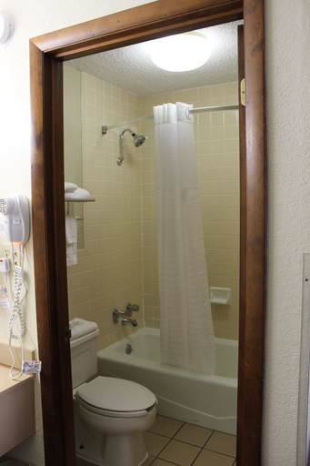 Bathroom 4, Great Smokies Inn Cherokee, Swain