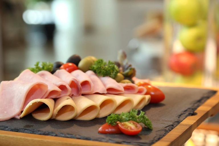 Food & Drinks 15