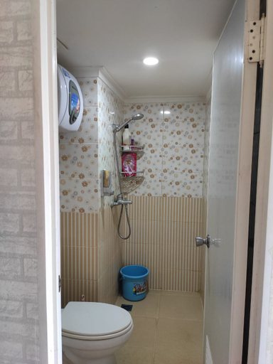 Bathroom 5, 2 BR Apartment Jardin Cihampelas by Kanaya, Bandung