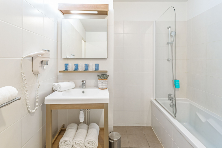 Bathroom 4, Appart'City Confort Amiens Gare, Somme