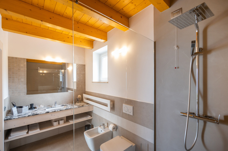 Bathroom 3, Hotel Laguna, Verona