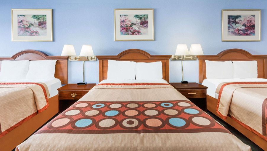 Bedroom 2, Super 8 by Wyndham Greensboro, Guilford