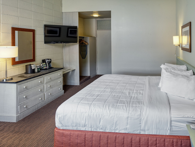 Bedroom 3, Peaks of Otter Lodge, Bedford