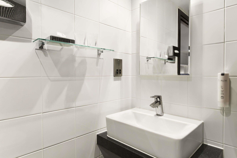 Bathroom 5, Ramada by Wyndham Oxford, Oxfordshire