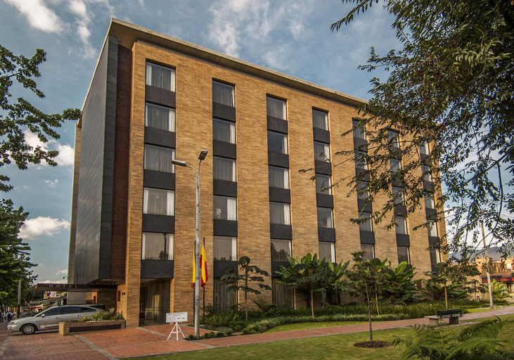 Exterior & Views