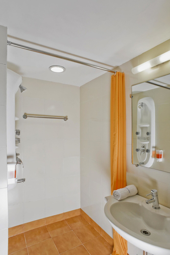 Bathroom 4, Ginger Pune Wakad, Pune