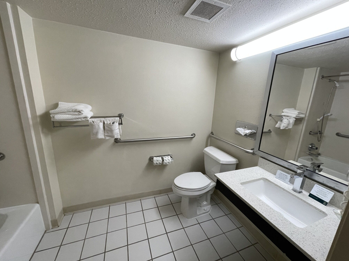 Bathroom 4, Quality Inn Fort Smith I-540, Sebastian