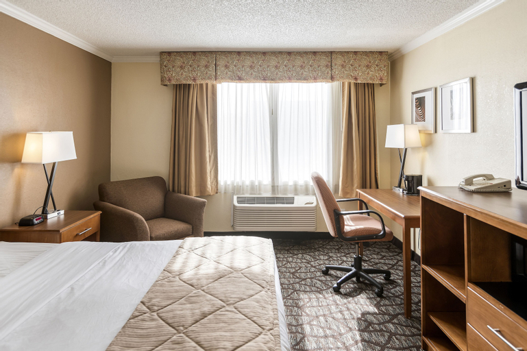 Bedroom 3, Clarion Hotel Detroit Metro Airport, Wayne
