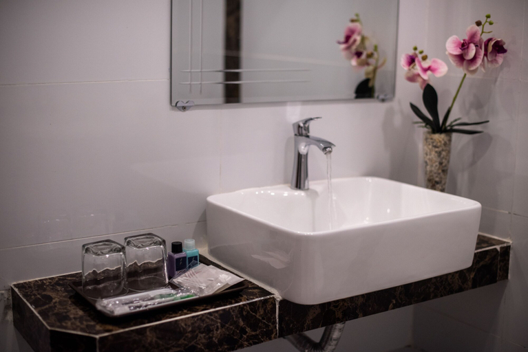 Bathroom 3, Double S Hotel, Svay Pao