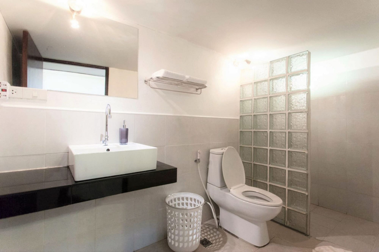 Bathroom 4, The Reef Hotel & Studios, Muang Satun