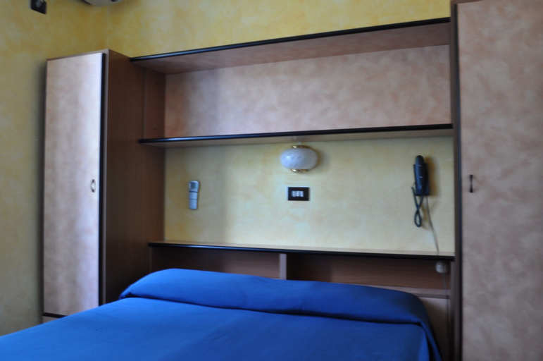Bedroom 3, Hotel Roma, Massa Carrara
