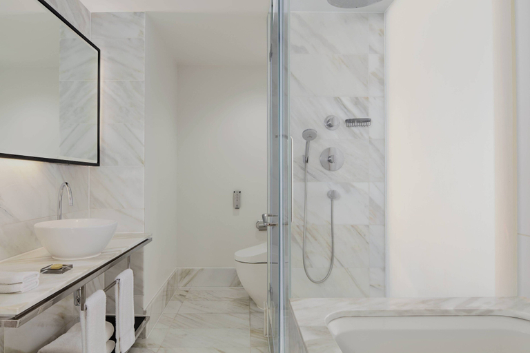 Bathroom 3, London Marriott Hotel Grosvenor Square, London