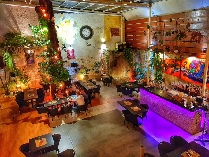 Food & Drinks