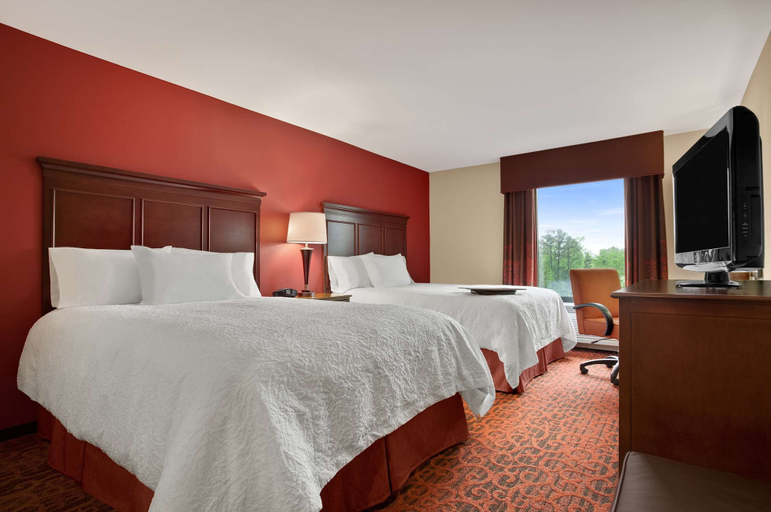 Bedroom 3, Hampton Inn Magnolia, Columbia