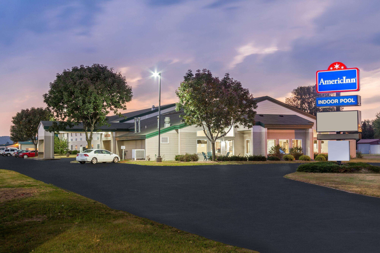 Exterior & Views 2, AmericInn by Wyndham Boscobel, Grant