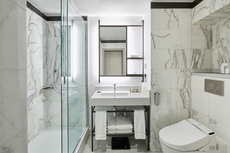 Bathroom 3, London Marriott Hotel Grosvenor Square, London