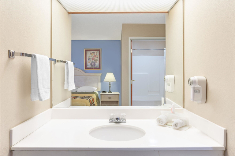 Bathroom 4, Super 8 by Wyndham Freeport, Stephenson