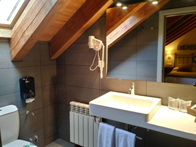 Bathroom 5, Roca Blanca, Lleida