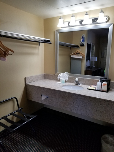 Bathroom 4, Econo lodge Flagstaff East I-40, Coconino