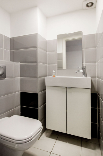 Bathroom 3, Erzsebet 52 Apartment, Budapesti