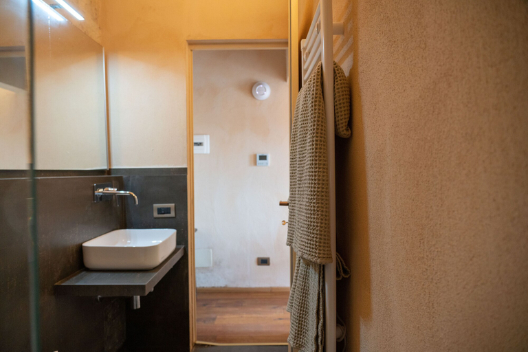 Bathroom 3, DONNAPAOLA MODERN FARM, Bari