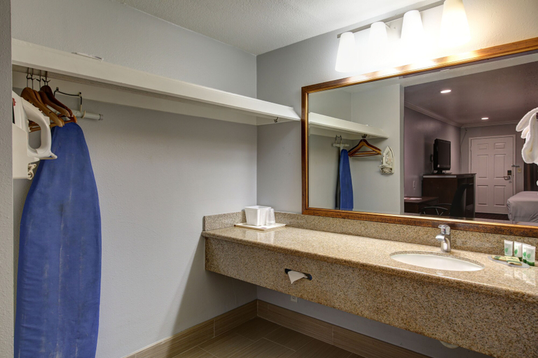 Bathroom 4, Hotel Pacific Manhattan Beach, Los Angeles