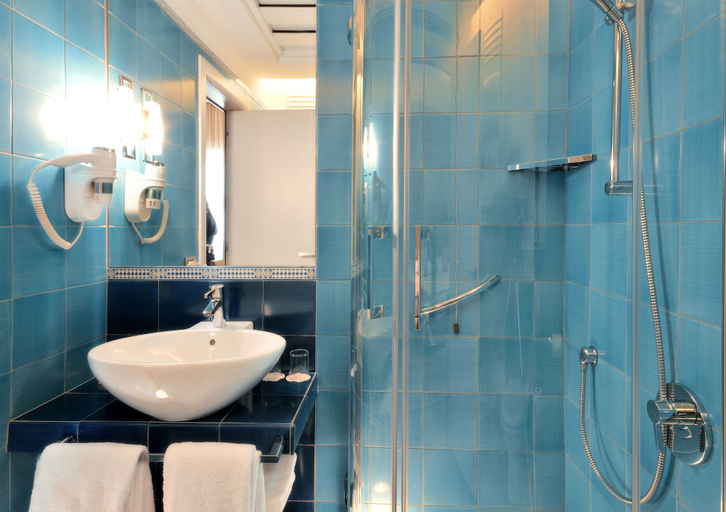 Bathroom 5, Hotel Palazzo Esedra, Napoli